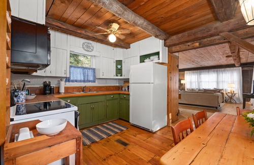 Winhall Cabina | Chic Cabin with Fireplace at Stratton Mountain