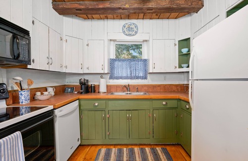 Winhall Cabina | Chic Cabin with Fireplace at Stratton Mountain