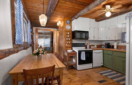 Winhall Cabina | Chic Cabin with Fireplace at Stratton Mountain