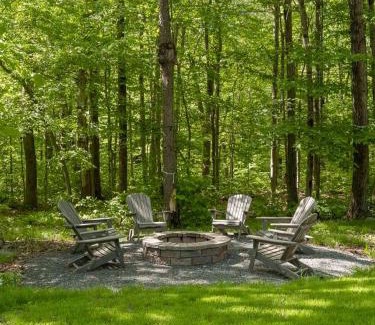 Roscoe Casa | Chic Cabin with Hot Tub and Fire Pit