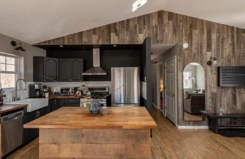 Roscoe Casa | Chic Cabin with Hot Tub and Fire Pit