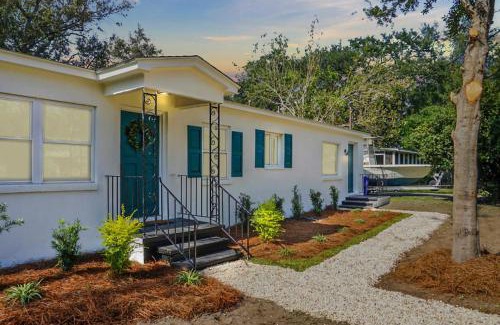 North Charleston Casa | Chic Charleston Home - Half Mile to Park Circle!
