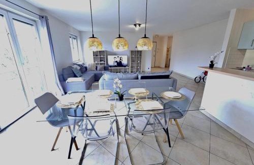 Gare Apartamento | Chic City Retreat 2BR near Station with parking-2a