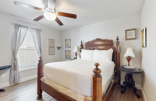 Southeast Pensacola Casa | Chic Coastal Cottage