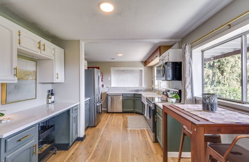 Columbia City Apartamento | Chic Columbia City Vacation Rental w/ Kayaks!