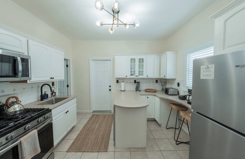 Jersey City Apartamento | Chic & Comfortable 1 bed apt with Parking. Walking distance JSQ path. Sleeps 4.