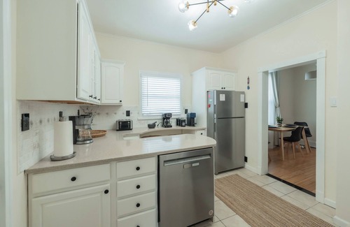 Jersey City Apartamento | Chic & Comfortable 1 bed apt with Parking. Walking distance JSQ path. Sleeps 4.