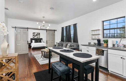Tobin Hill Apartamento | Chic Comforts in Tobin