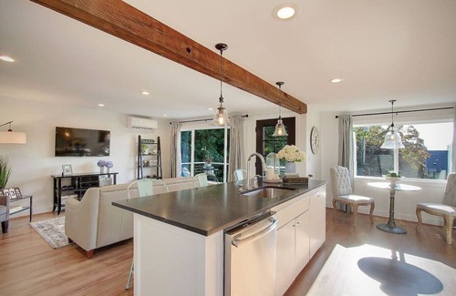 Moss Bay Casa | Chic & Comfy Upper 2B @DT Kirkland | Walk to Lake