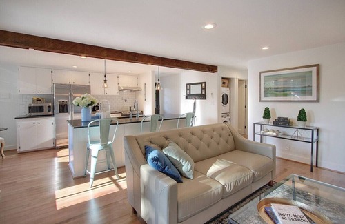 Moss Bay Casa | Chic & Comfy Upper 2B @DT Kirkland | Walk to Lake