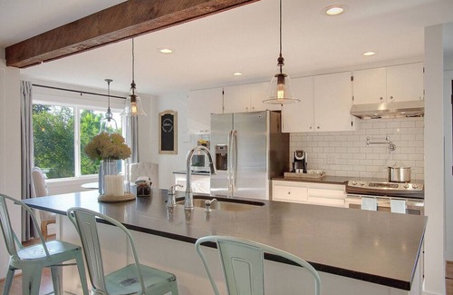 Moss Bay Casa | Chic & Comfy Upper 2B @DT Kirkland | Walk to Lake