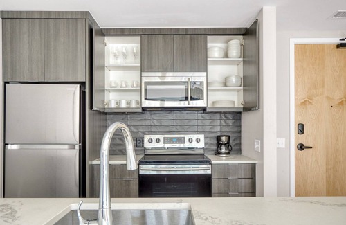 Congress Park Apartamento | Chic Congress Park 1BR w/ Gym & Pool, near shops & dining, by Blueground