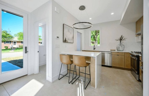 University Park Condominio | Chic Contemporary Loft in Raleigh – Pet-Friendly & Centrally Located
