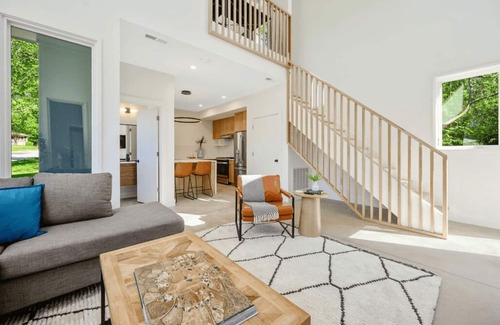 University Park Condominio | Chic Contemporary Loft in Raleigh – Pet-Friendly & Centrally Located