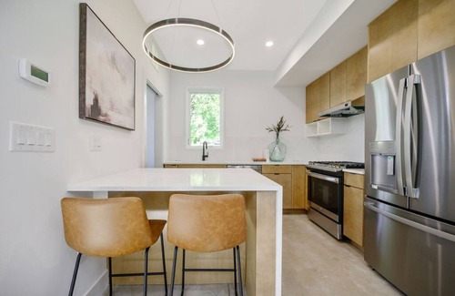 University Park Condominio | Chic Contemporary Loft in Raleigh – Pet-Friendly & Centrally Located