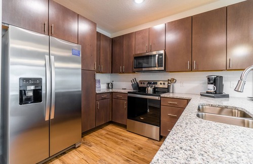 Deerwood Apartamento | Chic Contemporary Apt on 1st Floor W/ Garage Parking