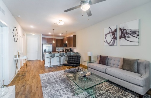 Deerwood Apartamento | Chic Contemporary Apt on 1st Floor W/ Garage Parking