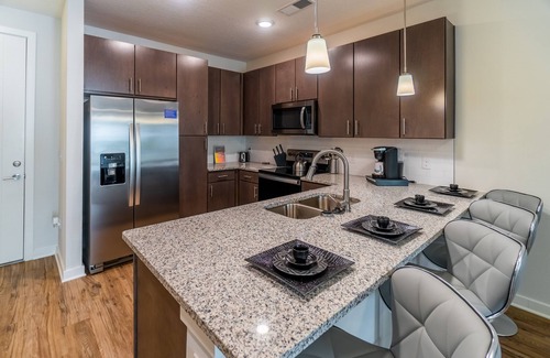 Deerwood Apartamento | Chic Contemporary Apt on 1st Floor W/ Garage Parking