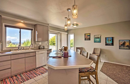 Coos Bay Casa | Chic Coos Bay Home w/ Pacific Ocean Views!