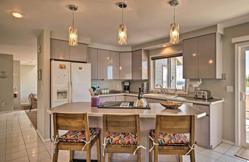 Coos Bay Casa | Chic Coos Bay Home w/ Pacific Ocean Views!