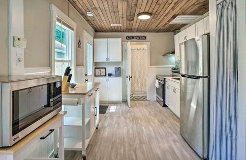Colonial Beach Cabaña | Chic Cottage w/ Private Yard: Steps to Beach!