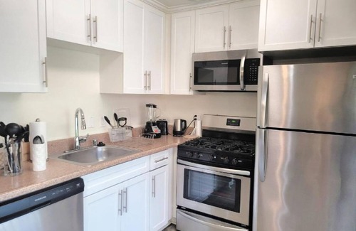 West Los Angeles Hotel | Chic & Cozy 2BR at Westpark Luxe – Complimentary Parking