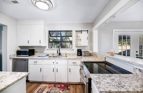 North Charleston Casa | Chic & Cozy 3-Bd Townhome in Vibrant N. Charleston