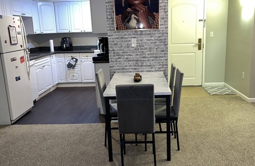 Cherry Hill Apartamento | Chic Cozy Condo by Mall W/ Queen Bed, Coffee Bar, Game Room & More