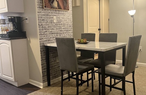 Cherry Hill Apartamento | Chic Cozy Condo by Mall W/ Queen Bed, Coffee Bar, Game Room & More