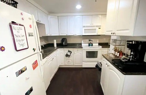 Cherry Hill Apartamento | Chic Cozy Condo by Mall W/ Queen Bed, Coffee Bar, Game Room & More