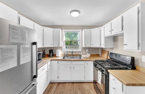 Kentwood Casa | Cozy Modern Home 10 Mins to Downtown & Airport