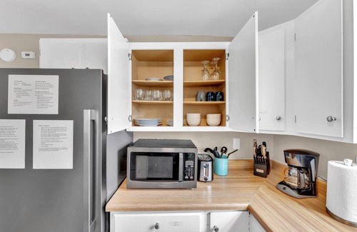 Kentwood Casa | Cozy Modern Home 10 Mins to Downtown & Airport