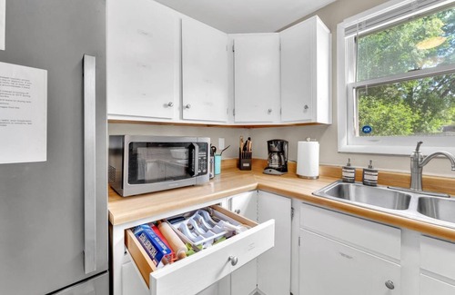 Kentwood Casa | Cozy Modern Home 10 Mins to Downtown & Airport
