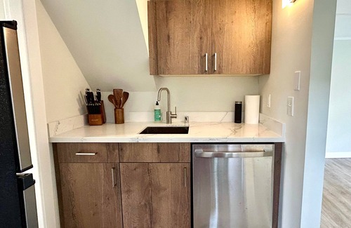 Renton Apartamento | Chic, Cozy & New! Great location, Street Parking with AC