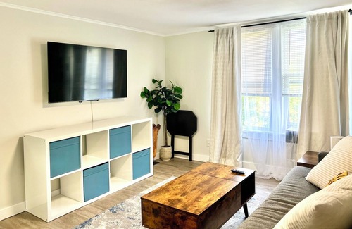 Renton Apartamento | Chic, Cozy & New! Great location, Street Parking with AC
