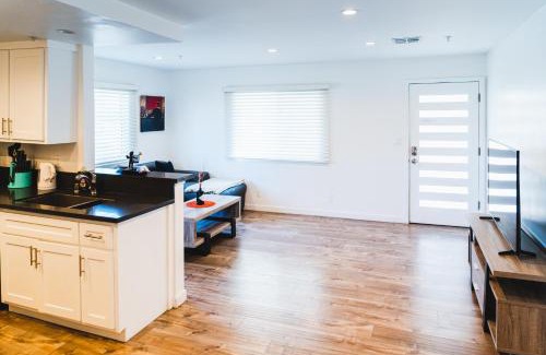 Wilshire Apartamento | Chic Cozy One Bedroom Close to Downtown LA With Gated Parking
