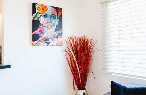 Wilshire Apartamento | Chic Cozy One Bedroom Close to Downtown LA With Gated Parking