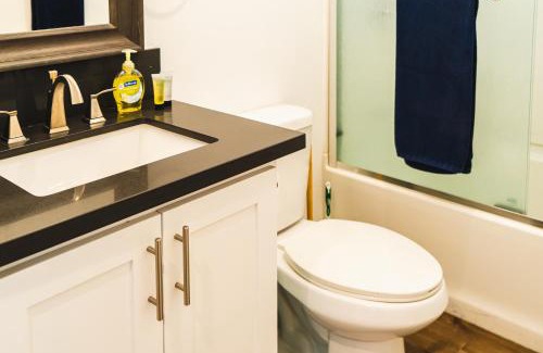 Wilshire Apartamento | Chic Cozy One Bedroom Close to Downtown LA With Gated Parking