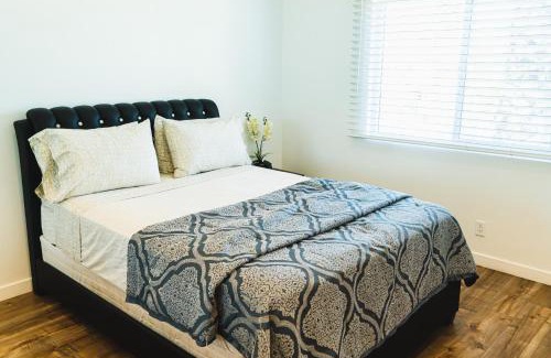 Wilshire Apartamento | Chic Cozy One Bedroom Close to Downtown LA With Gated Parking