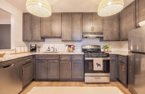 Harlem Apartamento | Chic Designer Apt for 6, City Skyline Views, near Times Square!