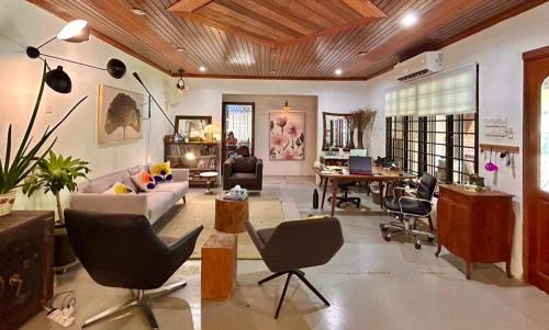 Tunku Apartamento | Chic Designer Bedroom near LRT SS1 PJ