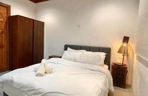 Tunku Apartamento | Chic Designer Family Rooms near LRT SS1 PJ