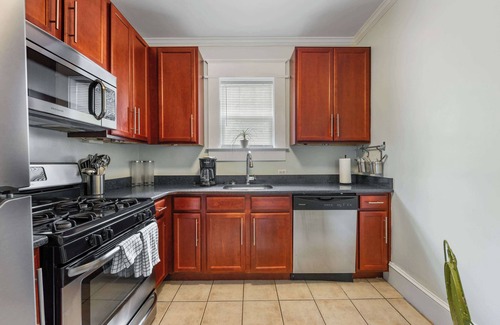 Dilworth Condominio | 800 Magnolia #1: Chic 2BR w/ Porch, near Dilworth