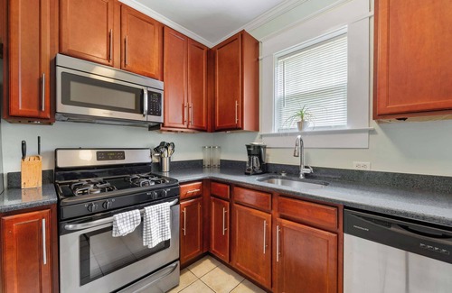 Dilworth Condominio | 800 Magnolia #1: Chic 2BR w/ Porch, near Dilworth