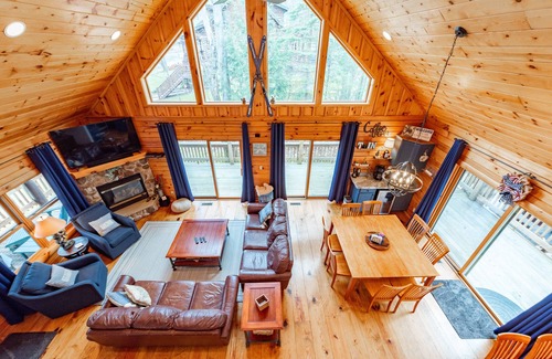 Oakland Casa | Chic Dog Friendly Mountain Retreat w/ Hot Tub