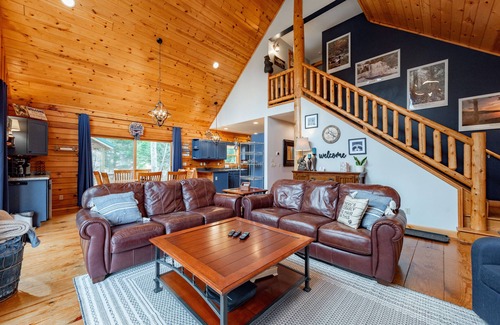 Oakland Casa | Chic Dog Friendly Mountain Retreat w/ Hot Tub