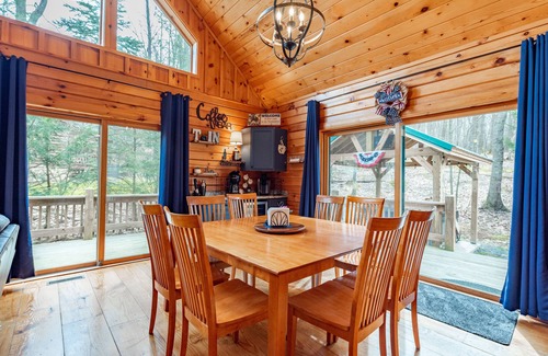 Oakland Casa | Chic Dog Friendly Mountain Retreat w/ Hot Tub