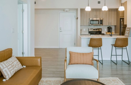 Miami Gardens Condominio | Chic, dog-friendly condo with tropical pool, fitness center & great location