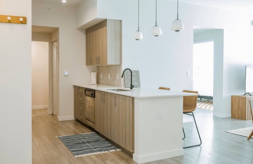 Miami Gardens Condominio | Chic, dog-friendly condo with tropical pool, fitness center & great location