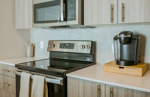 Miami Gardens Condominio | Chic, dog-friendly condo with tropical pool, fitness center & great location